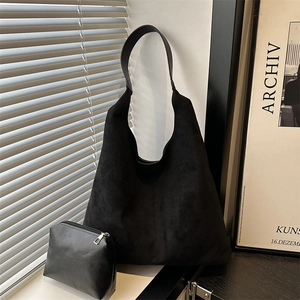 Borsa tote nera in pelle scamosciata con pochette abbinata e luci artistiche eleganti