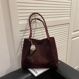 Borsa tote bordeaux con stampa leopardata, manici intrecciati e ciondolo in peluche
