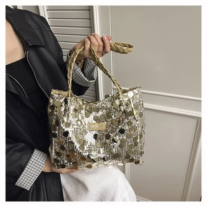 Dettaglio della borsa con paillettes dorate, manici intrecciati e logo Fashion & Bags