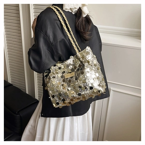 Dettaglio della borsa tote con paillettes dorate, tracolla intrecciata e logo in pelle