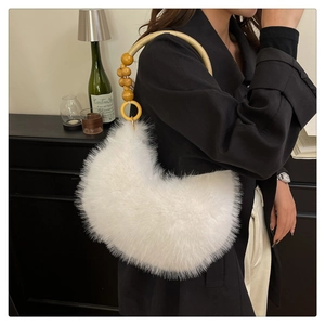 Détail du sac croissant en peluche blanche avec poignée en perles de bois tressées