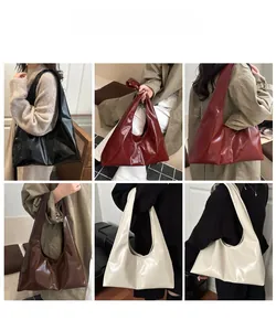 Collage di una modella che indossa la grande borsa tote in ecopelle lucida in vari colori