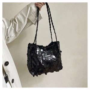 Dettaglio della borsa a spalla con paillettes nere ed etichetta FASHION&BAGS e manici