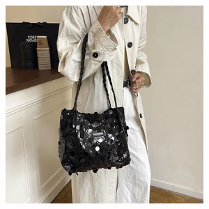 Dettaglio della borsa tote con paillettes nere, logo FASHION&BAGS e manico a treccia