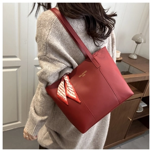 Borsa tote in pelle rossa con dettaglio foulard in seta e grande capacità quotidiana