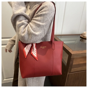 Dettaglio della borsa tote da sposa rossa con foulard a scacchi decorativo