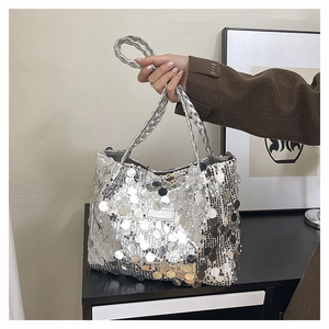 Dettaglio della borsa tote con paillettes argento grandi tonde e tracolla intrecciata