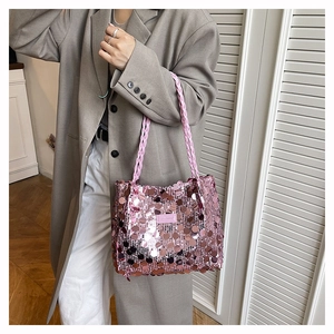 Dettaglio borsa shopper rosa con paillettes che mostra la trama e la tracolla intrecciata