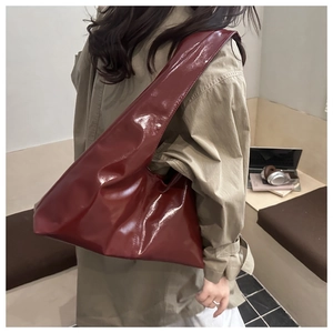 Elegante borsa hobo bordeaux in pelle lucida con accessori lifestyle da ufficio