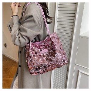 Dettaglio della borsa a spalla con paillettes rosa con paillettes tonde e tracolle