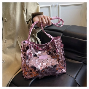 Vista dettagliata della borsa a spalla con paillettes rosa e manico intrecciato