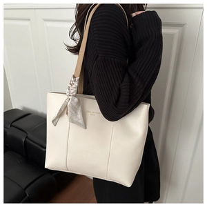 Dettaglio della borsa tote in pelle PU avorio con elegante sciarpa floreale sul manico
