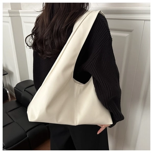 Dettaglio della borsa tote oversize in similpelle bianco panna con tracolla larga morbida