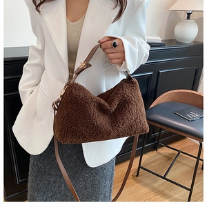 Borsa a tracolla chic in ecopelliccia marrone con manici in pelle in un ambiente elegante
