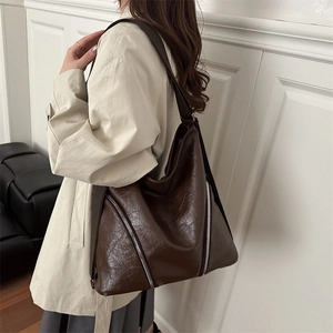 Grande borsa tote vintage marrone scuro in pelle oliata con cerniere decorative argento