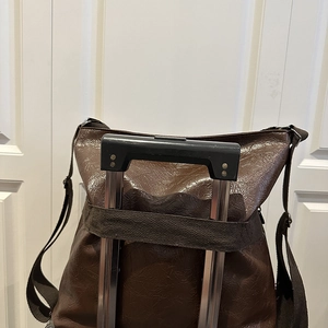 Borsa tote in pelle marrone con fascia per il fissaggio al trolley da viaggio