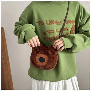 Détail du sac ours en peluche marron avec oreilles 3D et nez en similicuir foncé