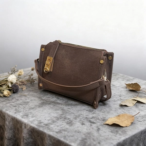 Borsa a tracolla vintage marrone scuro con dettagli dorati e pelle martellata