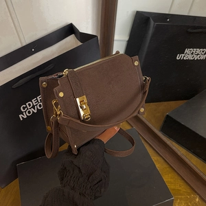Borsa a spalla retrò in camoscio marrone scuro con chiusura dorata e forma quadrata