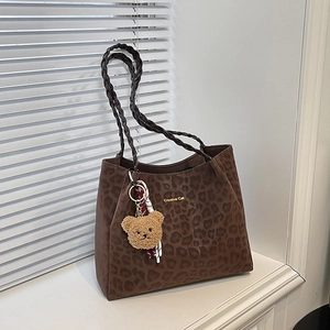 Borsa tote scamosciata leopardata con manici intrecciati e ciondolo a orsetto