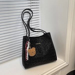 Grande borsa tote leopardata con manici intrecciati e ciondolo a forma di orsetto di peluche