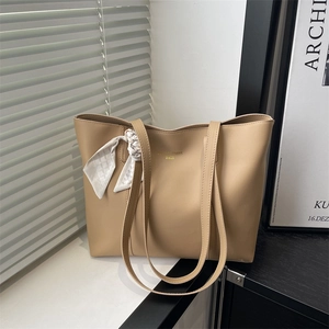 Borsa tote kaki in pelle con lettere dorate e dettaglio decorativo con sciarpa di seta