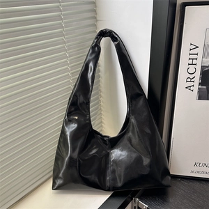 Borsa a spalla in ecopelle nera lucida con grande capacità per il pendolarismo