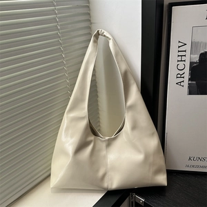 Borsa a spalla hobo minimalista in morbida ecopelle color crema per ufficio e tempo