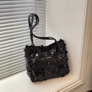 Borsa a mano alla moda in paillettes nere con tracolla intrecciata e logo in metallo