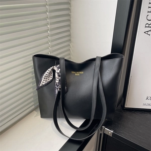 Borsa tote nera minimalista con scritte dorate e dettaglio foulard decorativo in seta