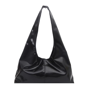 Moderna borsa tote in pelle verniciata nera lucida con ampia tracolla da donna