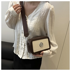 Borsa a tracolla retrò bicolore con logo M in metallo e tracolla larga sulla modella