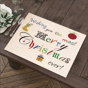 Kerst placemat van linnen met feestelijke print op een donkere houten eettafel
