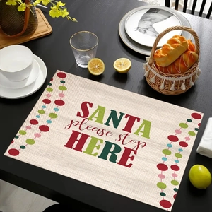 Dettaglio della tovaglietta natalizia in lino con testo Santa Please Stop Here e perline