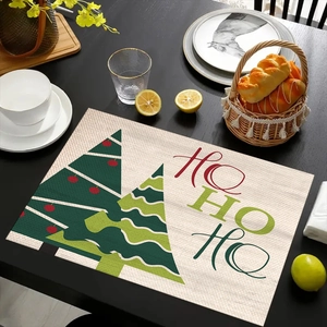 Dettaglio tovaglietta natalizia in lino con stampa HO HO HO su tavolo in legno nero