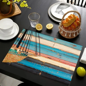 Tovaglietta in lino stile nautico su tavolo nero con stoviglie in ceramica bianca