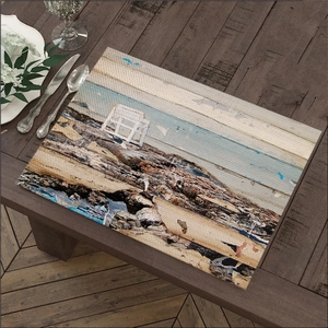 Tovaglietta in lino con stampa paesaggio costiero vintage su tavolo di legno