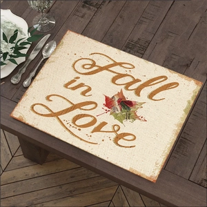 Λινό σουπλά με κείμενο Fall in Love και σχέδιο φύλλων σφενδάμου σε τραπέζι