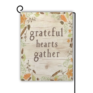 Gartenfahne aus Leinen mit Herbstlaub und Spruch Grateful Hearts auf Metallständer