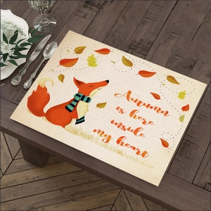 Mantel de lino con diseño de zorro y texto de otoño en mesa de madera oscura