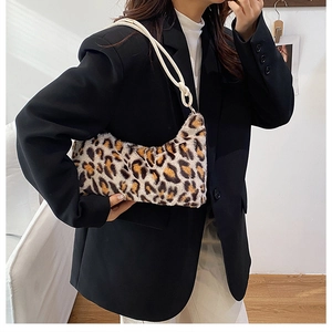 Dettaglio della borsa a spalla in peluche leopardato con texture morbida e cinturino