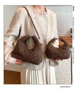 Dettaglio delle borse in peluche teddy marrone in due dimensioni con tracolla in pelle