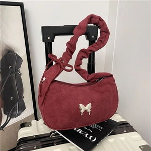 Borsa a spalla bordeaux in pelle scamosciata con tracolla arricciata e fibbia a farfalla