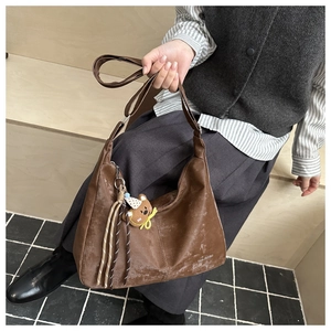 Sac bandoulière marron rétro avec breloque ours et pompon rayé style vintage