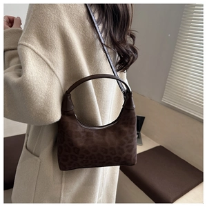 Dettaglio della borsa hobo leopardata in pelle scamosciata con manico in pelle e zip
