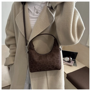 Borsa a tracolla con stampa leopardata in pelle scamosciata con outfit autunnale chic
