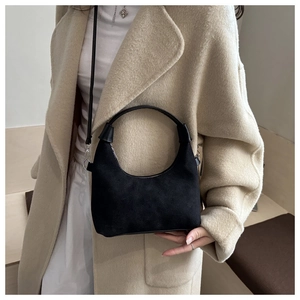 Dettaglio della borsa hobo in pelle scamosciata nera con forma a mezza luna e zip argento