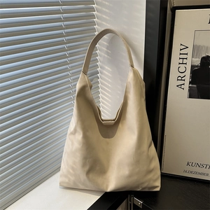 Sac fourre-tout hobo minimaliste beige en cuir souple avec forme demi-lune