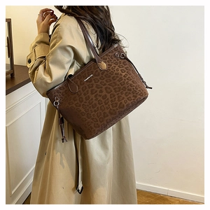 Grand sac cabas léopard avec logo Creative Cat et finition en daim doux au toucher