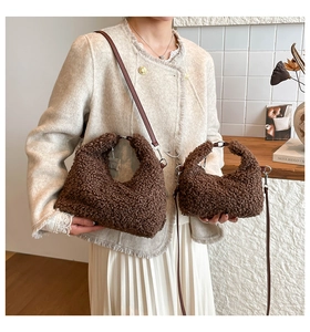 Dettaglio della borsa a mezzaluna in peluche marrone con cinturini in pelle